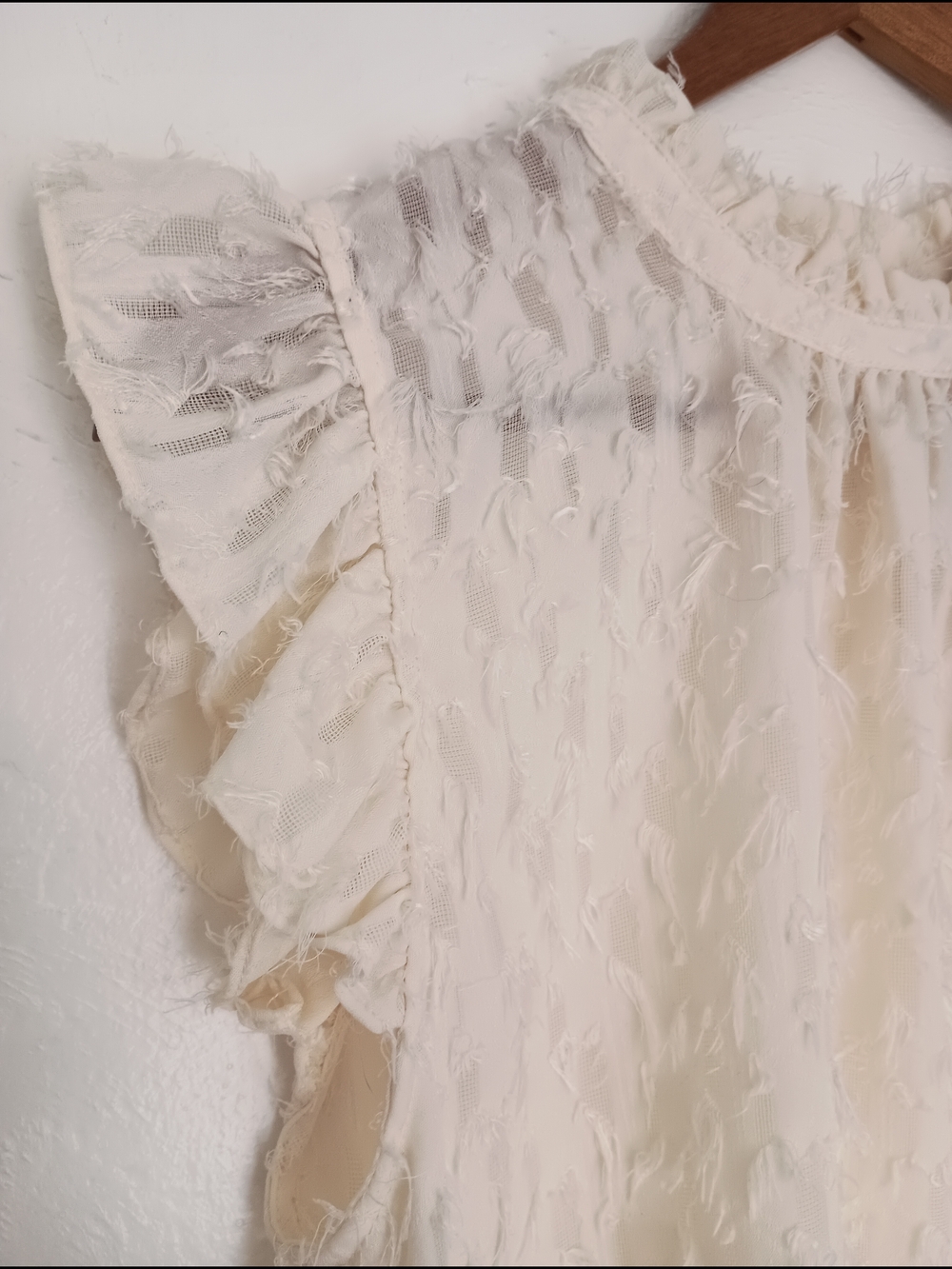 THML Blouse Ivory Textured Sleeveless Ruffle Fringe Button Round Neck M - Picture 7 of 11